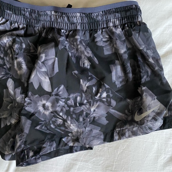 Nike Running Dri-Fit shorts Size S Black floral print like new condition - Picture 5 of 5